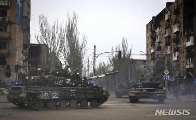 23일(현지시간) 러시아 군용차량이 우크라이나 마리우폴에서 이동하고 있다. (출처: 뉴시스)