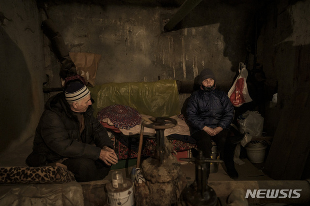23일(현지시간) 우크라이나 하르키우에서 건물 지하로 대피한 주민들. (출처: 뉴시스)