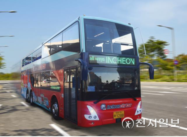 인천시가 2층 버스를 타고 아름다운 석양과 야경을 감상할 수 있는 ‘노을야경투어’를 이달 29일부터 운행한다. 사진은 인천시티투어 2층 버스(제공: 인천시청) ⓒ천지일보 2022.4.24