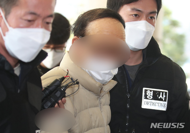 [서울=뉴시스] 더불어민주당 송영길 대표에게 망치를 휘두른 유튜버 표모씨가 9일 서울 마포구 서울서부지법에서 열린 구속 전 피의자심문(영장실질심사)에 출석하고 있다. 2022.03.09.