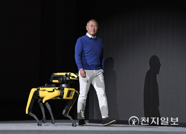 현대자동차가 로보틱스와 메타버스가 결합된 ‘메타모빌리티(Metamobility)’ 등을 통해 인간의 이동 경험 영역을 확장한 미래 로보틱스 비전을 공개했다. 사진은 정의선 현대차그룹 회장이 로보틱스 비전 발표를 위해 로봇개 스팟과 함께 무대위로 등장하는 모습. (제공; 현대자동차그룹) ⓒ천지일보 2022.1.5