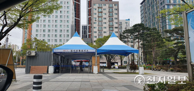한산한 인천시청 광장에 마련된 임시 선별검사소. ⓒ천지일보 2022.4.25DB