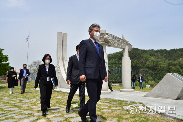 진주시 부시장과 관계자들이 경남문화예술회관 맞은편 형평운동기념탑 앞에서 기념탑돌이를 하고 있다. (제공: 진주시) ⓒ천지일보 2022.4.25