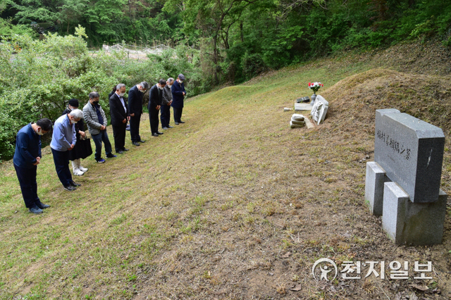 진주시 부시장과 관계자들이 경남문화예술회관 맞은편 형평운동기념탑 앞에서 형평운동가 강상호 묘소 참배를 진행하고 있다. (제공: 진주시) ⓒ천지일보 2022.4.25