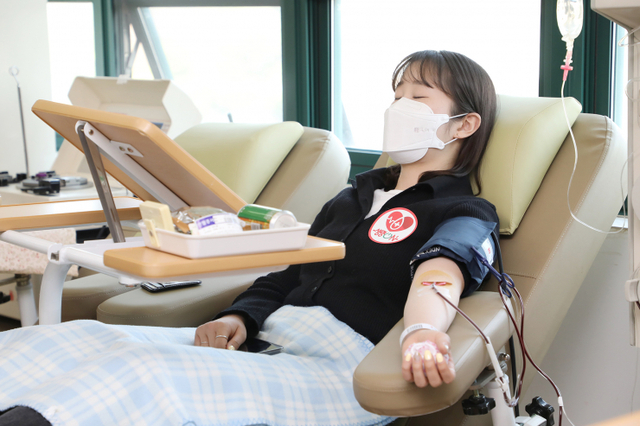 지난 19일 신천지예수교회 성도가 생명 ON 헌혈 캠페인에 동참해 헌혈을 하고 있다. (제공: 신천지예수교회) ⓒ천지일보 2022.4.25