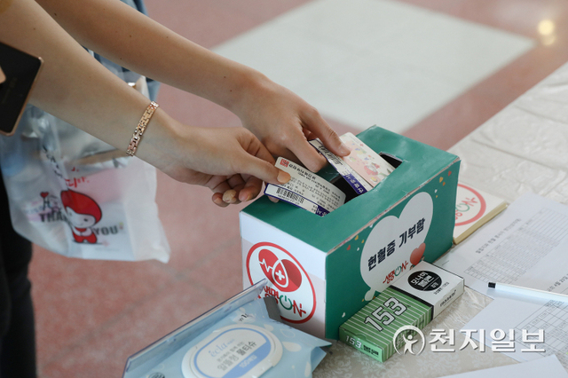지난 20일 생명나눔 헌혈 캠페인에 동참한 성도들이 헌혈증을 기부하고 있다. (제공: 신천지예수교회) ⓒ천지일보 2022.4.25