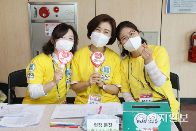 신천지 자원봉사자들이 생명나눔 헌혈 캠페인 활동중에 잠시 기념촬영을 하고 있다. (제공: 신천지예수교회) ⓒ천지일보 2022.4.25