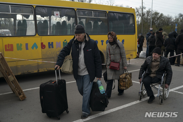 [자포리자=AP/뉴시스] 21일(현지시간) 우크라이나 마리우폴에서 러시아군의 공격을 피해 탈출한 주민들이 자포리자에 도착해 난민센터로 향하고 있다.