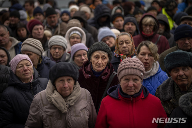 지난 18일(현지시간) 우크라이나 수도 키이우 외곽 부차에서 주민들이 적십자사의 식량 배급을 기다리고 있다. (출처: 뉴시스)