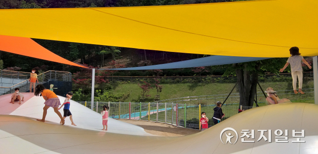 진양호공원 ‘꿈키움동산’ 내 에어바운싱돔. (제공: 진주시) ⓒ천지일보 2022.4.26