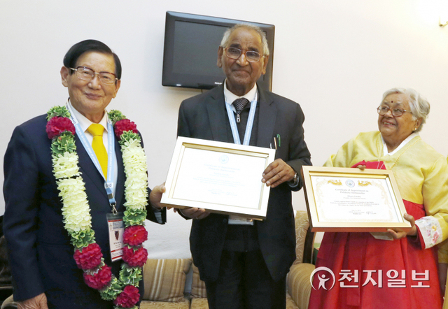 이만희 HWPL 대표(왼쪽)가 2014년 12월 12일 인도 대법관회의를 주최한 자그디시 간디(가운데)와 한복을 입은 바티 간디와 기념사진을 촬영하고 있다. (제공: HWPL) ⓒ천지일보 2022.4.27