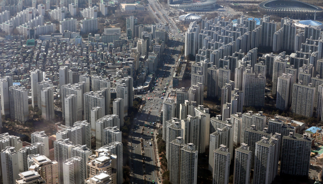 [천지일보=남승우 기자] 사진은 서울 잠실 롯데월드타워에서 바라본 강남의 아파트단지. ⓒ천지일보 2022.03.02