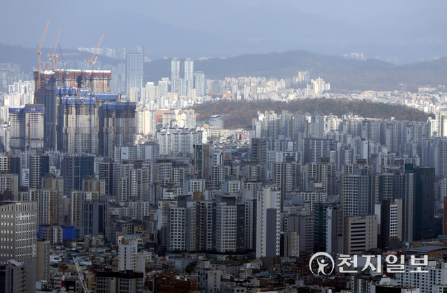 [천지일보=남승우 기자] 주택분 종합부동산세(종부세) 부과 대상자가 작년보다 2배 가까이 늘어 95만명에 육박하는 것으로 나타났다. 절반은 다주택자다. 당초 예상됐던 80만명을 훨씬 웃도는 수치로 올해 집값 상승과 종부세율 인상 등의 영향 때문이다. 기획재정부는 22일 올해 주택분 종부세를 94만 7000명에게 총 5조 7000억원 고지했다고 밝혔다. 지난해와 비교할 때 고지인원은 42.0%(28만명), 고지세액은 216.7%(3조 9000억원) 증가한 셈이다. 사진은 이날 서울 남산에서 바라본 도심 아파트 단지의 모습. ⓒ천지일보 2021.11.22