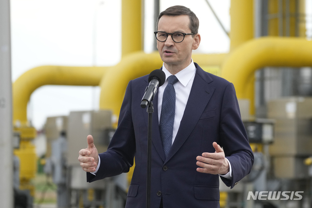 마테우슈 모라비에츠키 폴란드 총리가 27일(현지시간) 폴란드 바르샤바 인근 렘벨슈치나에 있는 가스시스템 주유소에서 연설하고 있다. 폴란드와 불가리아 지도자들은 러시아 국영 에너지회사가 가스 공급을 중단하자 천연가스를 이용해 자국을 위협하고 있다고 비난했다. (출처: 뉴시스)