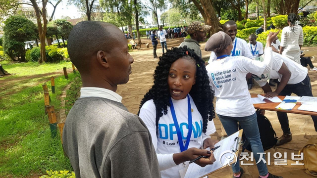 2019년 5월 25~26일 케냐에서 세계평화선언문 6주년 기념식이 열린 가운데 청년들이 ‘평화의 손편지(Peace Letter, 피스레터)’ 캠페인에 참여하고 있다. ⓒ천지일보 (제공:IPYG)