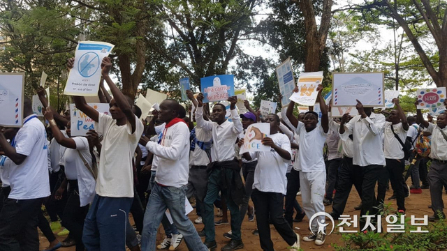 2019년 5월 25일 케냐에서 열린 세계평화선언문 6주년 기념식에서 청년들이 평화 걷기를 하고 있는 모습. ⓒ천지일보 (제공:IPYG)