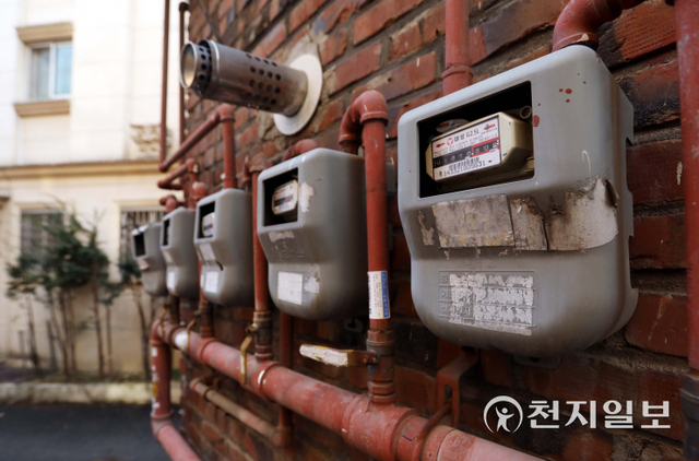 [천지일보=남승우 기자] 한국전력공사가 내년 1분기 전기요금을 동결한 가운데 20일 오후 서울 시내의 한 주택가에서 도시가스 계량기가 돌아가고 있다. ⓒ천지일보 2021.12.20