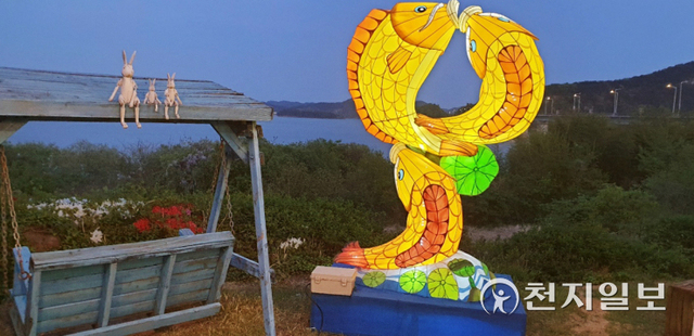 진주의 한 카페에 설치된 유등. (제공: 진주시) ⓒ천지일보 2022.4.29