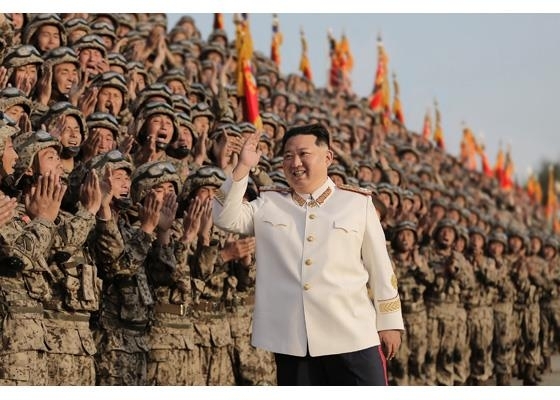 김정은 북한 국무위원장이 지난 27일 군인들과 기념사진을 찍고 있다. 이 군인들은 지난 25일 열린 조선인민혁명군 창건 90년 기념 열병식에 참가했다. 2022.4.29 (출처: 연합뉴스)