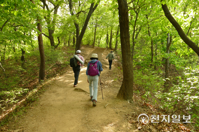 지난 24일 경기도 의왕시 모락산을 찾은 등산객들이 산을 오르고 있다.ⓒ천지일보 2022.5.1