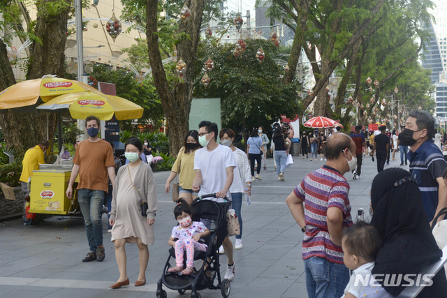 [싱가포르=AP/뉴시스] 작년 11월28일(현지시간) 마스크를 쓴 사람들이 싱가포르 오차드 로드 쇼핑 거리를 걷고 있다.