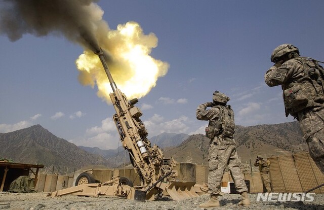2011년 7월 8일 미국 노스캐롤라이나주 포트브래그의 제321 야전포병연대 제2소대 병사들이 아프가니스탄 쿠나르주에서 155㎜ 포탄을 쏘고 있다. (출처: 뉴시스)