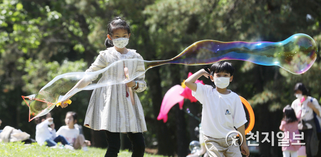 [천지일보=남승우 기자] 서울 광진구 어린이대공원에서 아이들이 비눗방울 놀이를 즐기고 있다. ⓒ천지일보DB