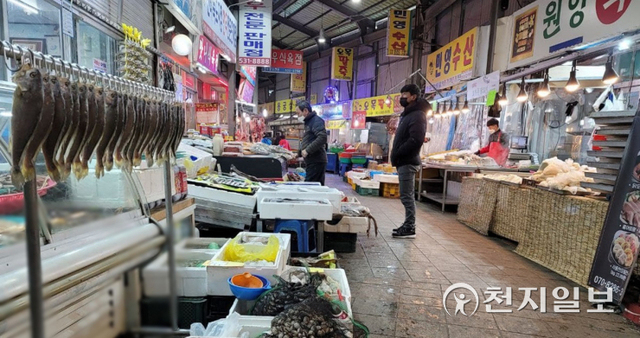 [천지일보 정읍=김도은 기자] 설 명절을 앞둔 지난 24일 전북 정읍 100년 전통 ‘샘고을 전통시장’에 사람들이 보이지 않아 썰렁하다. ⓒ천지일보 2022.1.27