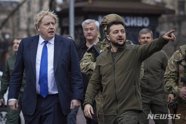[키이우=AP/뉴시스] 지난달 9일(현지시간) 볼로디미르 젤렌스키 우크라이나 대통령(오른쪽)과 보리스 존슨 영국 총리가 키이우 중심가를 함께 걷고 있다. 사진은 우크라이나 대통령 공보실 제공. 2022.05.03.