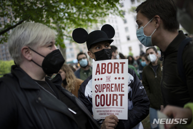 3일(현지시간) 미국 뉴욕 맨해튼 한 공원에서 낙태 권리를 지지하는 집회가 열린 가운데 시위자들이 마스크를 착용하고 대화하고 있다. (출처: 뉴시스)