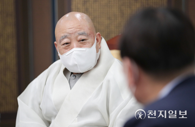 [천지일보=박준성 기자] 국민의힘 대선 예비후보인 윤석열 전 검찰총장이 30일 서울 종로구 대한불교조계종을 예방해 조계종 총무원장인 원행스님과 대화하고 있다. (제공: 윤석열 캠프) ⓒ천지일보 2021.9.30