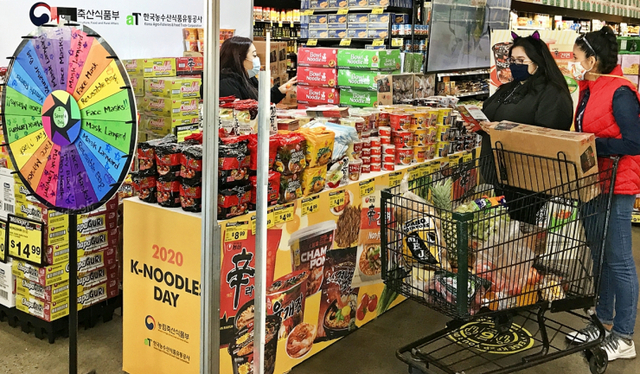 미국 유통매장 K-라면 특별판촉 현장사진. (제공: 한국농수산식품유통공사) ⓒ천지일보 2020.11.4