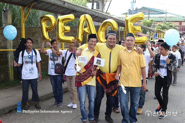지난 2018년 2월 19일 필리핀 마라위 시 버크로드 공원과 민다나오 주립 대학교 인근에서 ‘마라위 시 연합 평화 걷기대회’ 행사가 진행된 가운데 참석자들이 ‘PEACE’ 풍선과 함께 기념사진을 촬영하고 있다. (제공: HWPL) ⓒ천지일보 2022.5.5