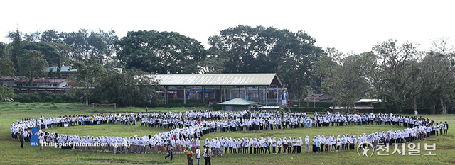 지난 2018년 2월 19일 필리핀 마라위 시 버크로드 공원과 민다나오 주립 대학교 인근에서 ‘마라위 시 연합 평화 걷기 대회’ 행사가 진행된 가운데 참석자들이 걷기대회에 앞서 도열해 평화 로고를 만들고 있다. (제공: HWPL) ⓒ천지일보 2022.5.5