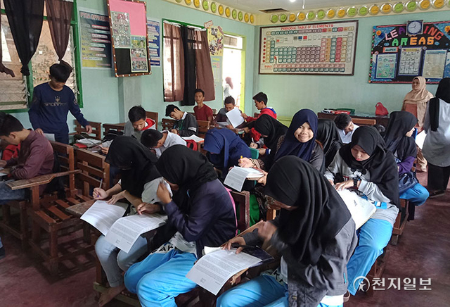 2018년 7월 17일 마라위 시 국립 고등학교에서 ‘평화의 손편지 캠페인’이 진행된 가운데 청년들이 피스레터를 작성하고 있다. (제공: HWPL) ⓒ천지일보 2022.5.5