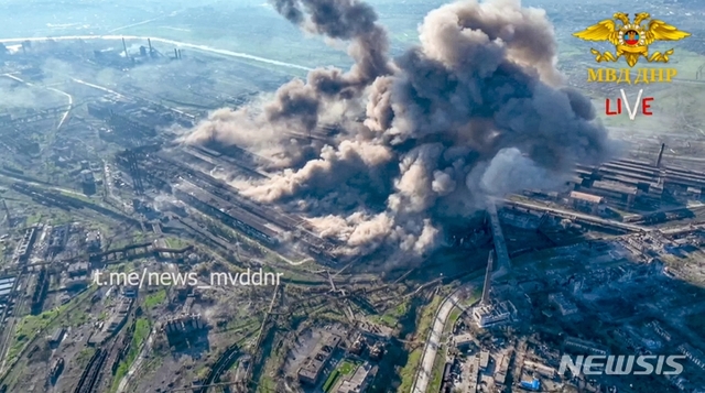 [마리우폴=AP/뉴시스] 도네츠크인민공화국(DPR)이 제공한 영상 사진에 지난 4일(현지시간) 우크라이나 마리우폴의 아조우스탈 제철소에서 연기가 치솟고 있다. 마리우폴 최후의 항전지인 아조우스탈 제철소에서 격렬한 전투가 이어지는 것으로 알려졌다.