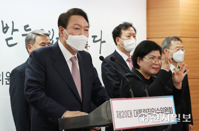 [천지일보=박준성 기자] 윤석열 대통령 당선인이 10일 오후 서울 종로구 통의동 제20대 대통령직인수위원회에서 초대 내각 명단을 발표하고 있다. 왼쪽부터(수어통역사 제외) 원희룡 국토교통부, 김현숙 여성가족부, 박보균 문화체육관광부, 추경호 경제부총리 겸 기획재정부 장관 후보자, 한덕수 국무총리 후보자, 윤 당선인, 이종섭 국방부, 이창양 산업통상부, 정호영 보건복지부, 이종호 과학기술정통부 장관 후보자. (제공: 대통령직인수위원회) ⓒ천지일보 2022.4.10