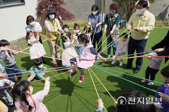 오세현 아산시장이 제100회 어린이날을 앞두고 4일 아인하우스를 방문해 에어바운스 놀이를 하고 있다. (제공: 아산시) ⓒ천지일보 2022.5.6
