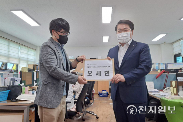 오세현 아산시장(오른쪽)이 6일 선거관리위원회를 찾아 오는 6월 1일 치러지는 제8회 전국동시지방선거 아산시장 후보등록을 하고 있다. (제공: 오세현 후보) ⓒ천지일보 2022.5.6
