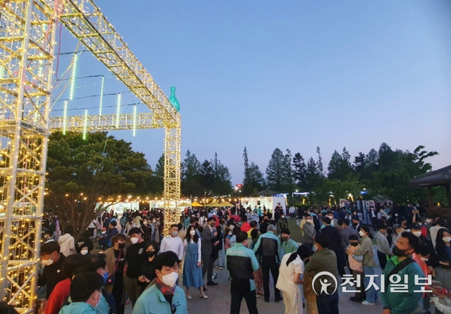 2022년 온택트 부안마실축제가 전북 부안군 부안읍 매창공원 일원과 유튜브 ‘부안축제’에서 개막하면서 많은 인파가 행사에 참여하고 있다. (제공: 부안군)ⓒ천지일보 2022.5.6
