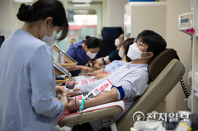 Shincheonji Church of Jesus announced that 18,478 saints, well above the original estimate number of 6,000 people, completed the group donation for two weeks from the 18th of last month to solve the national blood shortage. On the 18th of last month, members of the Hanam Church of Shincheonji Church of Jesus are donating blood at the Hanam Center of the Blood Donation House in Hanam-si, Gyeonggi-do. (Provided by: Shincheonji Church of Jesus) ⓒCheonji Daily News 2022.5.6