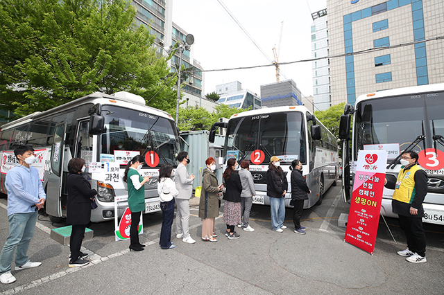 On the 18th of last month, members of Shincheonji Church of Jesus are waiting in line to participate in the blood donation at the Gyeonggi Blood Center of the Korean Red Cross in Suwon, Gyeonggi Province. (Provided by: Shincheonji Church of Jesus) ⓒCheonji Daily News 2022.5.6