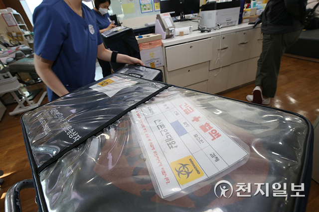 On the 23rd of last month, the saints of Shincheonji Simon Tribe Seodaemun Church donated blood at the Sinchon Yonsei University Center of the Blood Donation House, and an official of the Blood Donation House is checking the status of the secured blood. (Provision: Shincheonji Church of Jesus) ⓒCheonji Daily News 2022.5.6