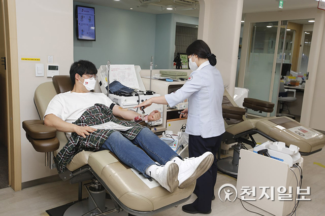 Checking the amount of blood donated by a saint of Shincheonji Matthew Tribe who participated in the ‘Life ON’ Campaign. (Provision: Shincheonji Church of Jesus) ⓒCheonji Daily News 2022.5.6