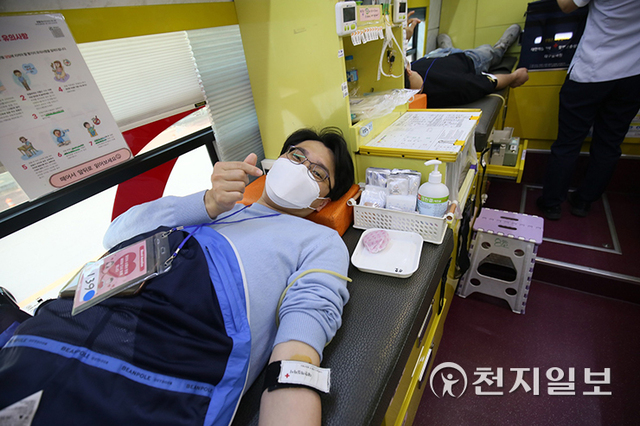 A saint of Shincheonji Thaddeus Tribe Daegu Church is donating blood on a blood donation bus from the blood donation event held in front of the Daegu Culture and Arts Center on the 18th of last month. (Provision: Shincheonji Church of Jesus) ⓒCheonji Daily News 2022.5.7