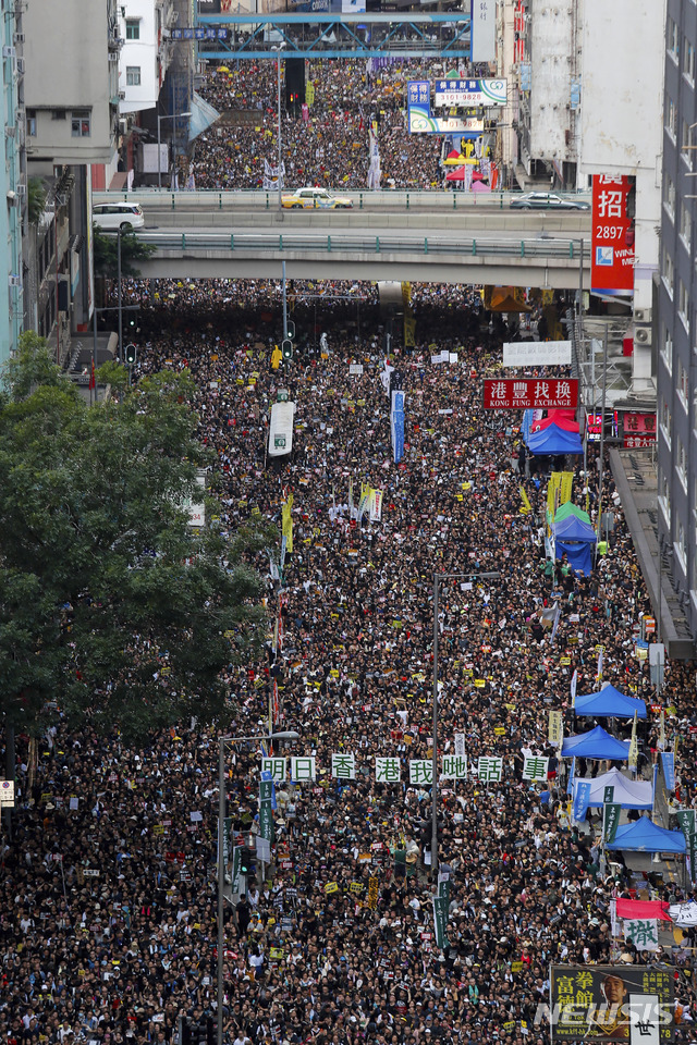【홍콩=AP/뉴시스】 홍콩 중국반환 22주년 기념일인 2019년 7월 1일 수만 명의 홍콩 시민들이 이날을 맞아 벌여온 연례 행진시위에 참여, 빅토리아 공원에서 헤네시 로드를 지나 퀸즈웨이 쪽으로 행진하고 있다.