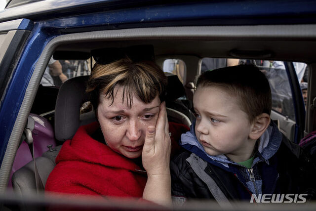 2일(현지시간) 우크라이나 자포리자의 한 실향민 센터에서 손자 마트비가 할머니 나탈리아 포토츠카(43)가 눈물을 흘리는 모습을 보고 있다. (출처: 뉴시스)