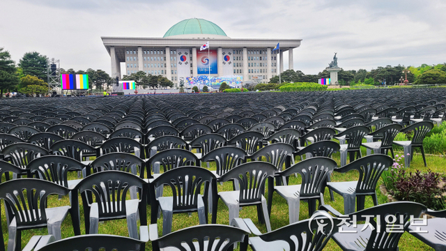 [천지일보=박준성 기자] 제20대 대통령 취임식을 이틀 앞둔 8일 행사장인 서울 여의도 국회 본관 앞에 참석자들을 위한 좌석이 준비되어 있다. ⓒ천지일보 2022.5.8
