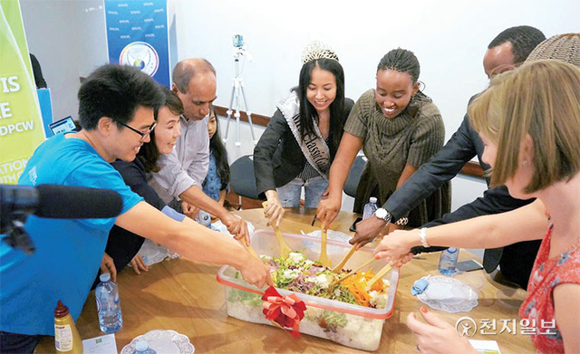 2017년 3월 19일 3차 평화포럼에서 참석자들이 비빔밥 퍼포먼스를 진행하고 있다. (제공: HWPL)ⓒ천지일보 2022.5.9