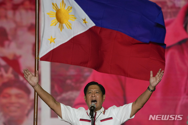 필리핀 대선 유력 후보인 페르디난드 마르코스 전 상원의원이 7일(현지시간) 필리핀 파라나케시에서 열린 마지막 유세 중 발언하고 있다. (출처: 뉴시스)